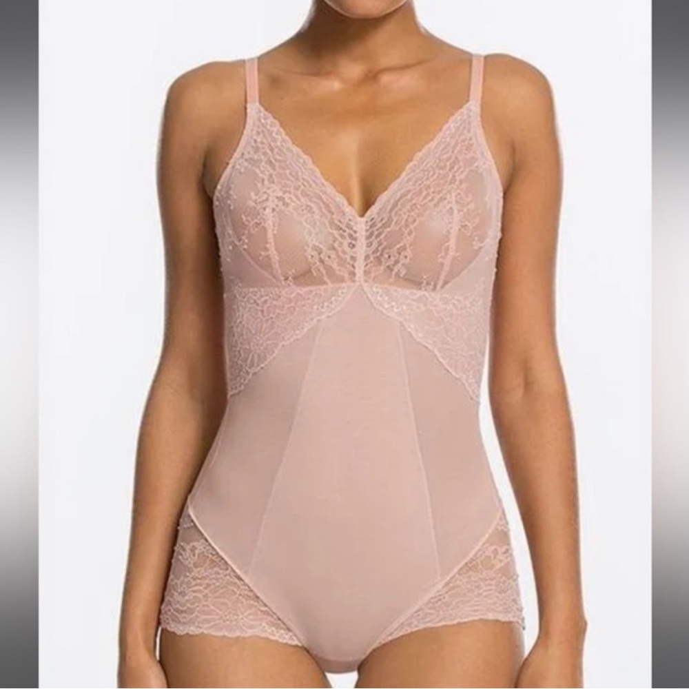 Spanx Spotlight On Lace Bodysuit -Blush, EUC
